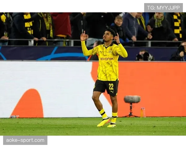 场边花絮：多特蒙德主帅在连续客场之旅中，于大巴上召开战术分析会