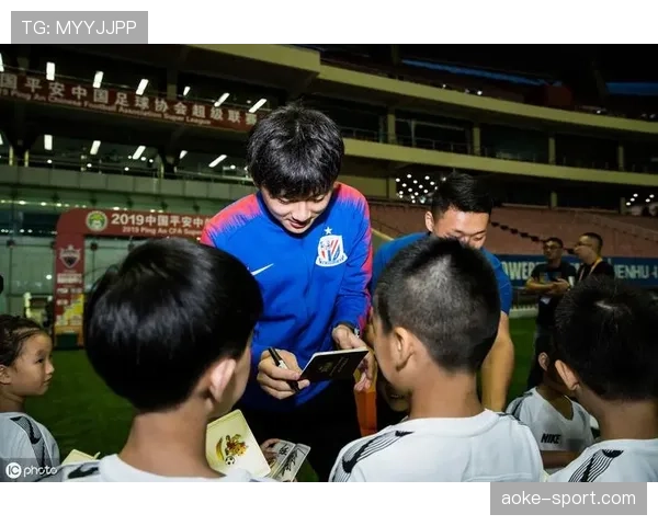 日本联赛出现暖心一幕：对手球员滑垒受伤，防守方队员第一时间上前救护